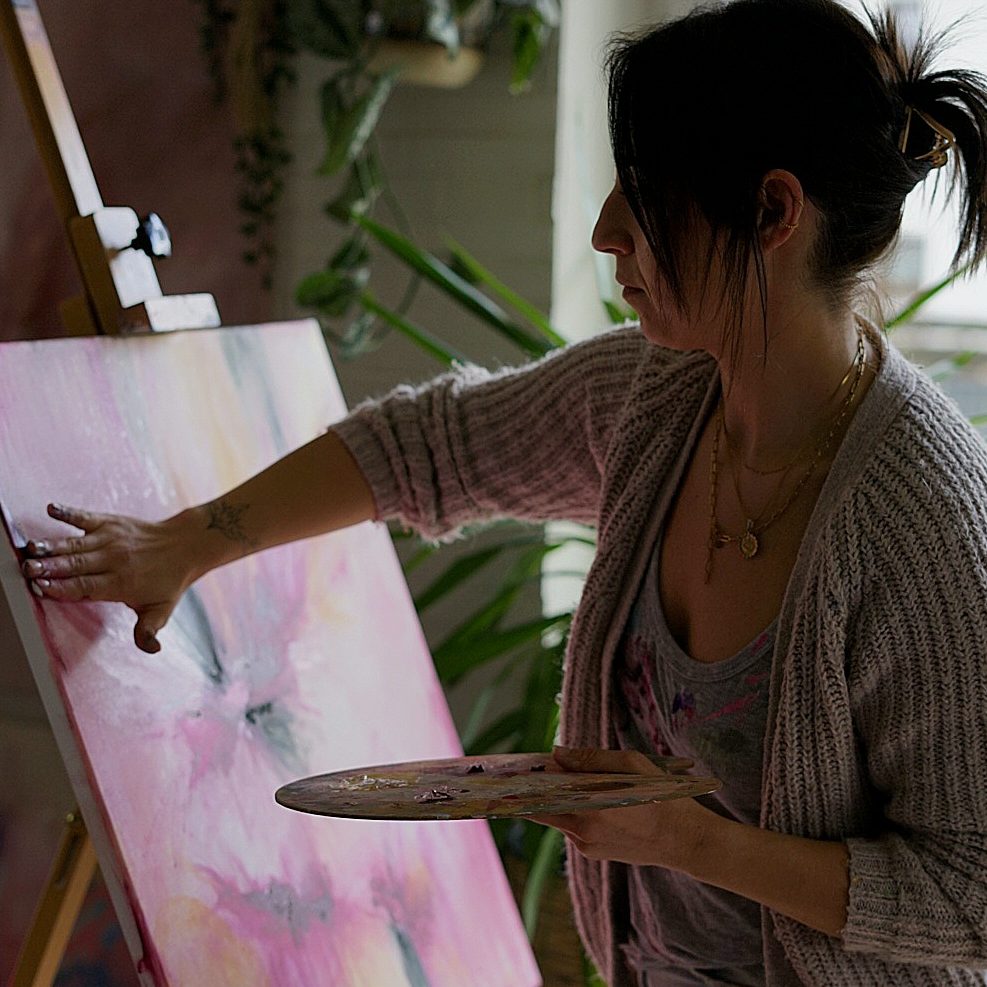 Mulan.Art - Abstrakte Kunst Serap Abdul malt mit ihren Händen abstrakte Kunst in ihrem Atelier in Gießen.