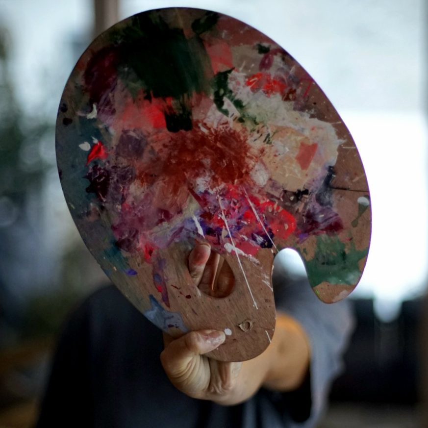 Serap Abdul hält eine Farbpalette.